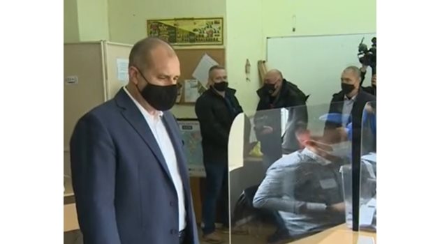 Президентът Румен Радев гласува с машина КАДЪР: bTV