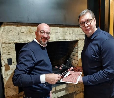 Президентът на Сърбия Александър Вучич и председателят на Европейския съвет Шарл Мишел пекат кебапчета СНИМКА: ИНСТАГРАМ