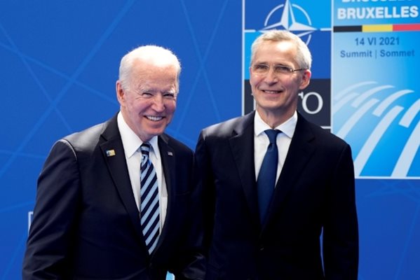 Президентът на САЩ Джо Байдън с генералния секретар на НАТО Йенс Столтенберг СНИМКА: РОЙТЕРС