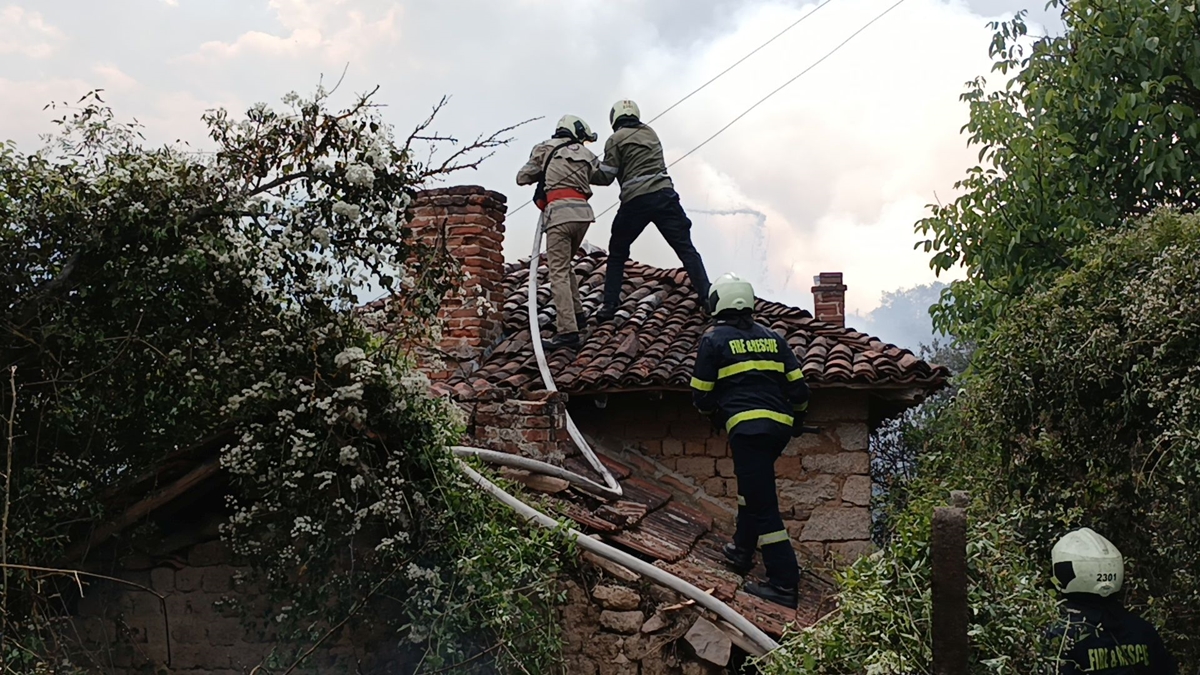 Огънят погълна 7 вили в старозагорското село Пъстрово
