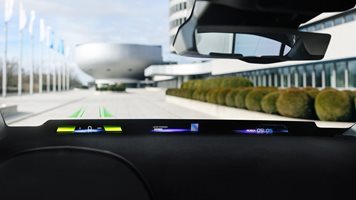 BMW превръща предното стъкло в голям дисплей след година и половина (видео)
