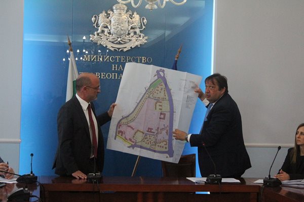 Здравният министър д-р Асен Меджидиев и регионалният Иван Шишков показват плана за Национална детска болница