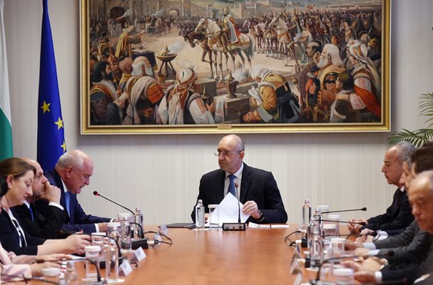 Служебният премиер Димитър Главчев представя министрите пред Румен Радев.