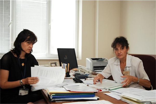 Д-р Светла Асенова (вляво) и д-р Румяна Йорданова от СРИОКОЗ обясняват как се регистрира добавка.
СНИМКА: ЙОРДАН СИМЕОНОВ
