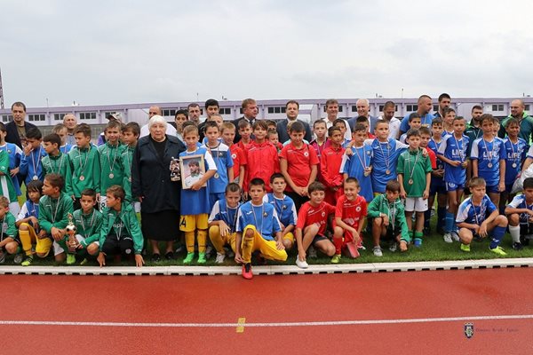 Малките футболисти заедно с кмета Даниел Паниво, военния министър Красимир Каракачанов и майката на Трифон Иванов - Маринка.
