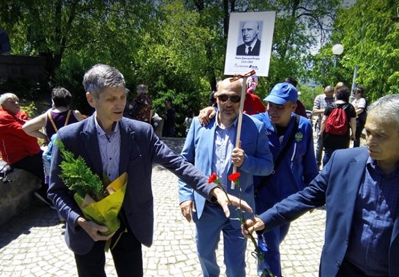 Жан Виденов (вляво) се появи на Альоша на 9 май. До него с плаката е Павел Иванов, председател на Съюза на комунистите в България. Снимка: ПловдивПрес