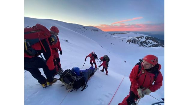 Планинските спасител в акция по спасяване на пострадал турист при падане от връх Калин. СНИМКИ: ПСС-Отряд Дупница