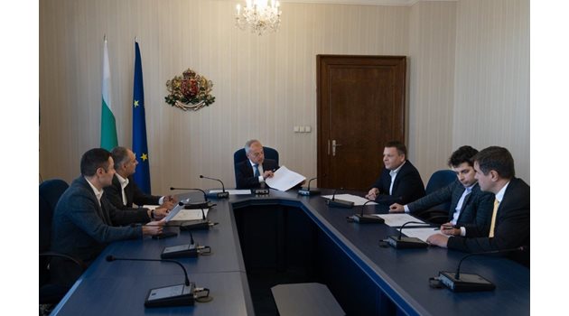 Гълъб Донев събра министрите си, които в момента работят в екипа на Радев, за да излязат с позиция за “Лукойл”.

СНИМКА: “ДОНДУКОВ” 2
