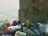 Квартал във Варна потъна в боклук