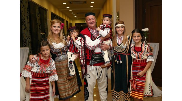 Шарлопов със съпругата си Бояна и петте си деца - цялото семейство е облечено в национални носии.  СНИМКА: ЛИЧЕН АРХИВ