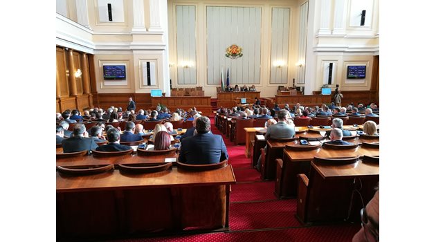 Гласуването на оставките на тримата министри - Валентин Радев, Николай Нанков и Ивайло Московски се отглага. СНИМКА: Румяна Тонева
