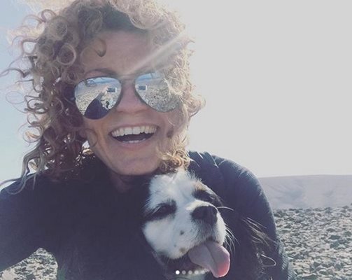 Люси Дяковска с любимото си куче на Канарските острови
