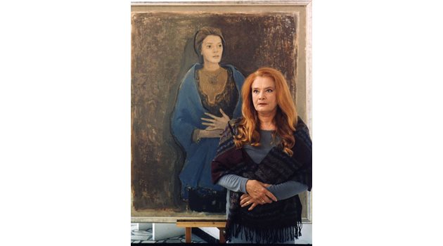 Виолета Гиндева пред портрета си, изобразяващ я в ролята и? от филма “Князът”.