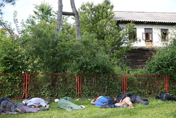 Мигранти спят в парк във Велика Кладуша, Босна и Херцеговина  СНИМКА: Ройтерс