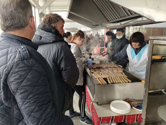 Опашките пред димящите скари са най-големи в Секирово.