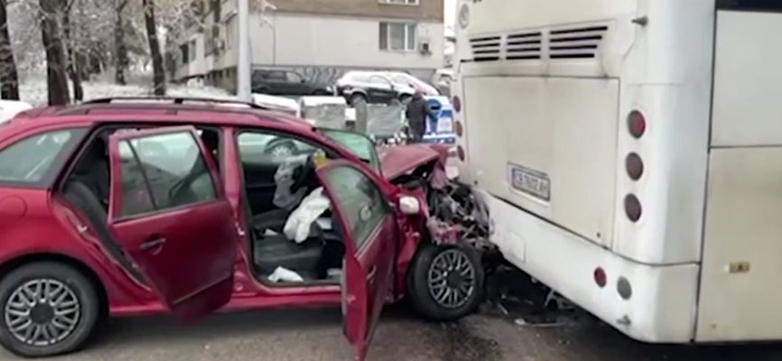 Шофьор, заспал зад волана, се удари в автобус с работници във Враца