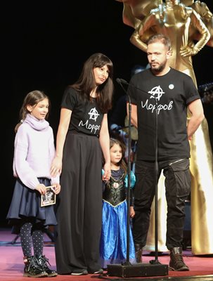 Алек Алексиев, жена му Яна Титова и двете им деца връчиха награда за куклен принос