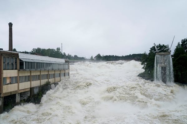 En dammur brister i Norge Foto: Reuters