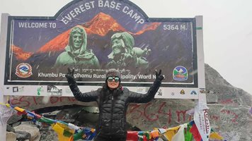 Българската Анджелина Джоли стигна до Еверест