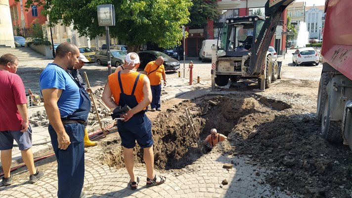 Работници отстраняват голямата повреда от спукания водопровод до Телевизионния център.