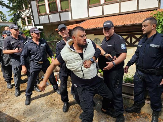 Сред водещите “съпротивата” беше бившият евродепутат Николай Бареков.