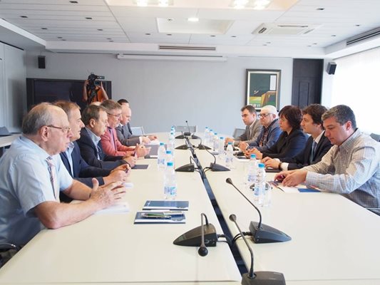 Соцлидерът Корнелия Нинова, шефът на икономическата комисия в НС Петър Кънев и членове на ръководството на БСП се договориха с представители на Българска стопанска камара да работят заедно по конкретни законодателни промени.