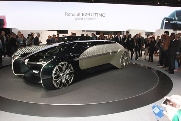 Renault реши да блесне на изложението във френската столица с чудновати автономни прототипи, които едва ли ще видим някога по пътищата.