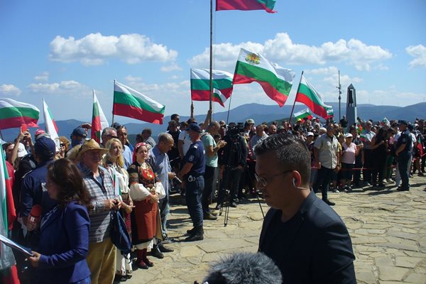  На върха бяха развяти десетки български знамена. 
