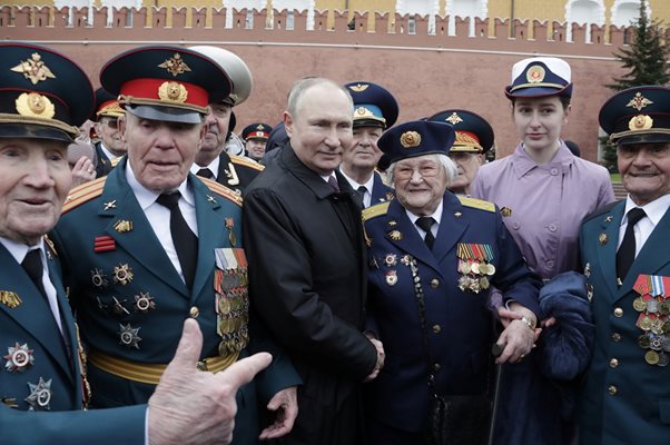 Путин говори с ветерани на парада.
