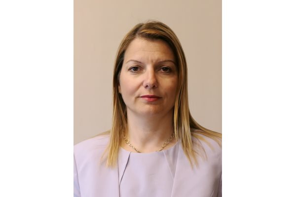 Елена Фичерова е шеф на кабинета на Рашков.