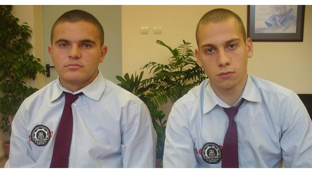 Григор Бараков (вляво) и Радослав Иванов завършват тази година Професионалната гимназия по механотехника и автотранспорт в Стара Загора.