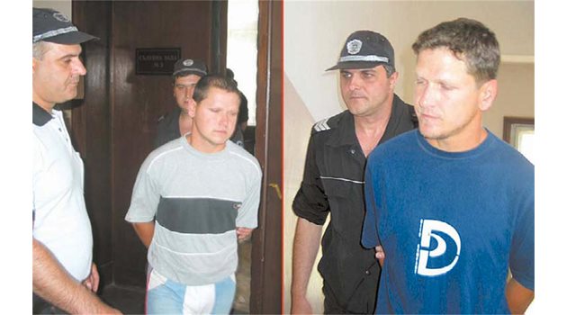 ОБРАТ: Близнаците Георги и Йонко отиват към съдебнта зала, където са оправдани по обвинение в убийство. 
