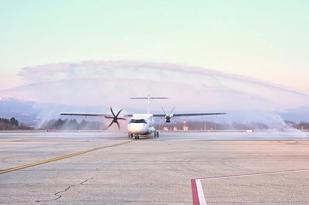 С водни струи под формата на дъга посрещнаха първия полет от София до Скопие на българската авиокомпания "Гъливер".