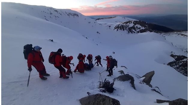 Планинските спасител в акция по спасяване на пострадал турист при падане от връх Калин. СНИМКИ: ПСС-Отряд Дупница