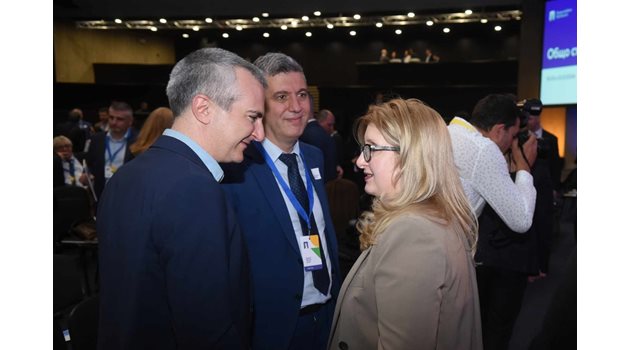 Министрите в оставка Димитър Илиев и Андрей Цеков разговарят с депутатката Татяна Султанова