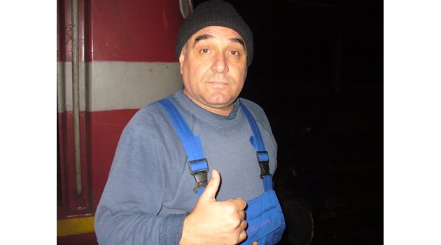 Машинистът Мартин Марков от локомотивното депо в София успял да спре навреме влака и това спасило живота на самоубиеца. СНИМКИ: Авторът