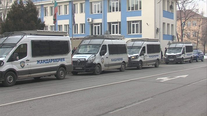 Коли на жандармерията се наредиха в дълга колона пред полицията в Благоевград.