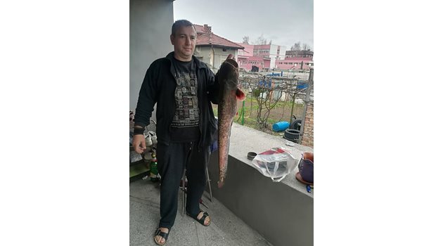 Георги Нанчев позира с риба месеци преди убийството.