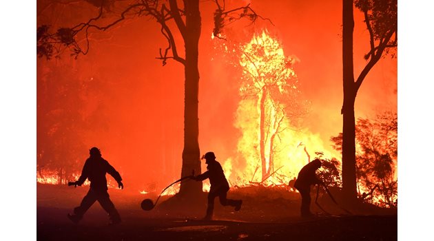 Огнен апокалипсис: Пожарите в Австралия продължават да се разпространяват чрез мълнии