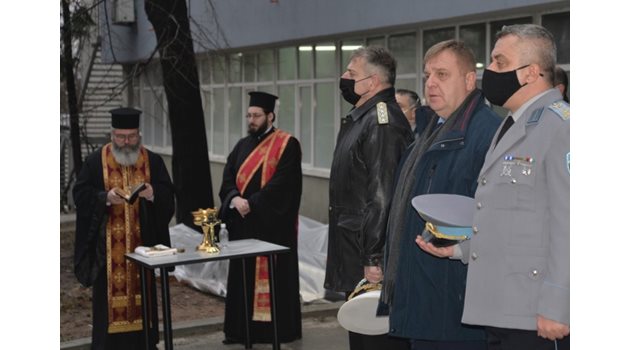 И.д. директор на военното разузнаване полк. Велко Атанасов (на преден план) с министъра на отбраната Красимир Каракачанов на отбелязването на 113-ата годишнина от основаването на службата на 12 януари 2021 г.