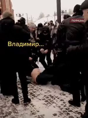 Руски полицаи задържат протестиращ срещу войната в Украйна / Кадър: ОВД-Инфо