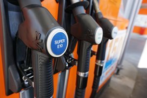 За хората: отстъпка от 25 ст. на литър евтино гориво, бизнесът без компенсации след 1 юли, засега (Обзор)