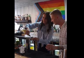 Принц Уилям и Кейт Мидълтън правиха коктейли в Северна Ирландия (Видео)