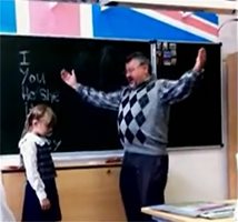 Ученичка рита учителя си... в слабините (видео)