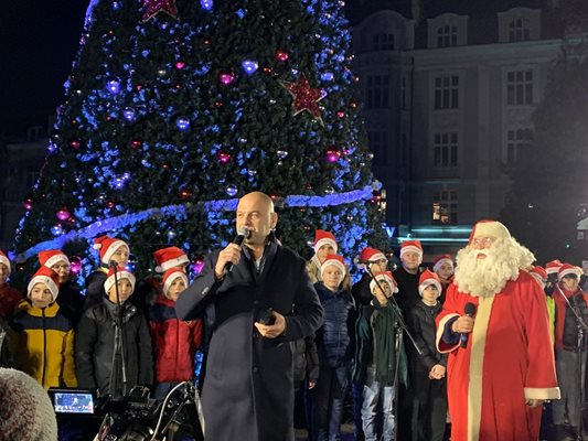 На 1 декември кметът Костадин Димитров и Хорът на момчетата запалиха светлините на коледната елха в Пловдив.