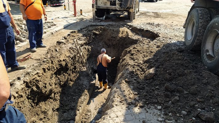 Повредата е толкова голяма, че от етернитовия водопровод липсва част.