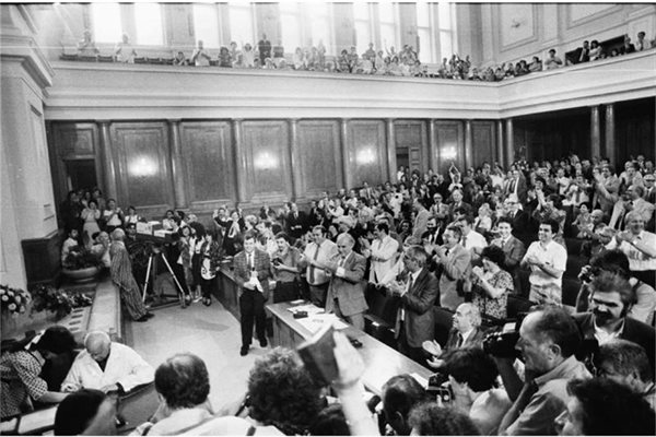 Йосиф Петров подписва новата конституция на България, приета от Великото народно събрание на 12 юли 1991 г.