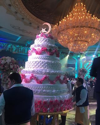 Гостите бяха почерпени с двуметрова торта.