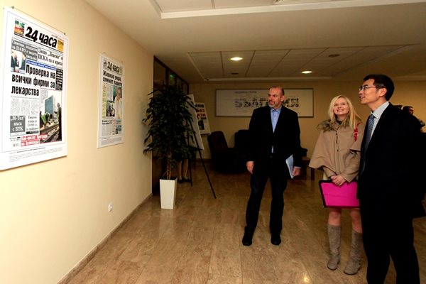 Г-н Гу Хонсин (вдясно) в новия офис на Медийна група България Снимки Десислава Кулелиева