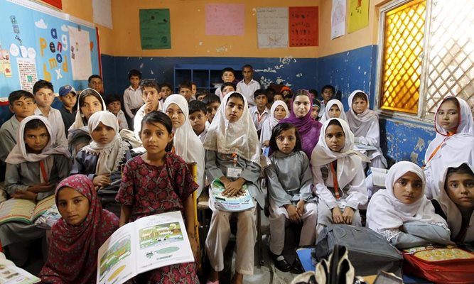 Третокласници учат английски в Исламабад, Пакистан. Училището се концентрира в грижата за деца от непривилегировани семейства. Много от хлапетата работят като улични продавачи и миячи на коли.